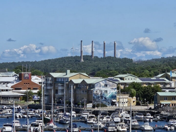 Stenungsund centrum med skorstenar