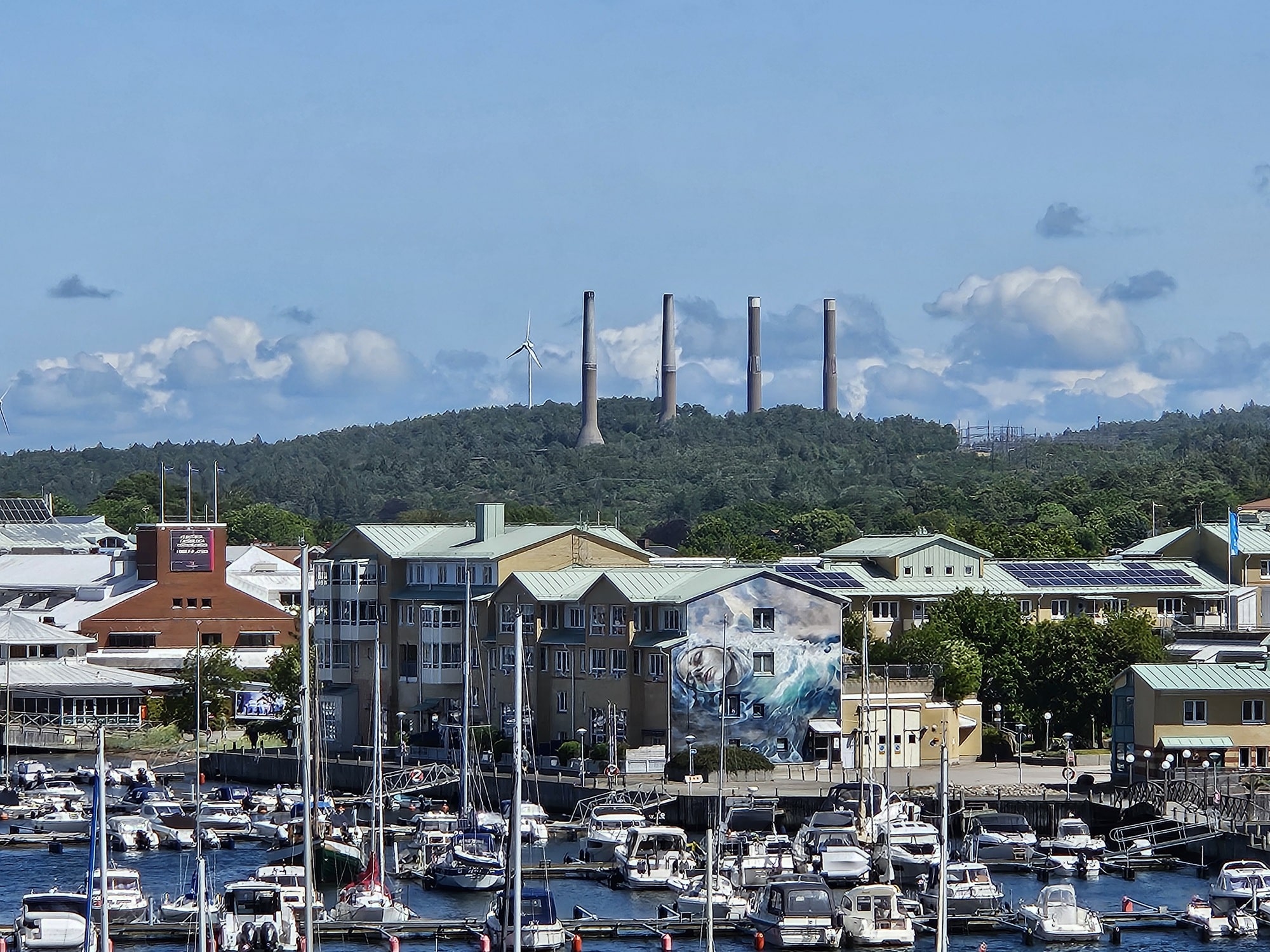 Stenungsund centrum med skorstenar