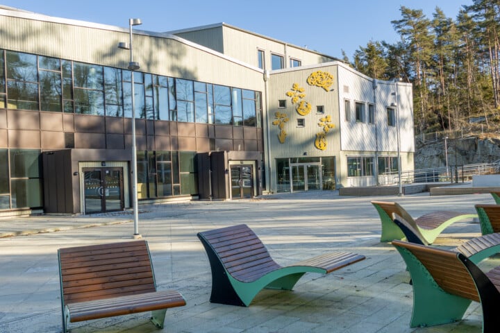 Hallerna 7-9 grundskola i Stenungsund från skogssidan