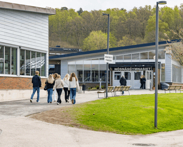 Elever på väg in i Nösnäsgymnasiet