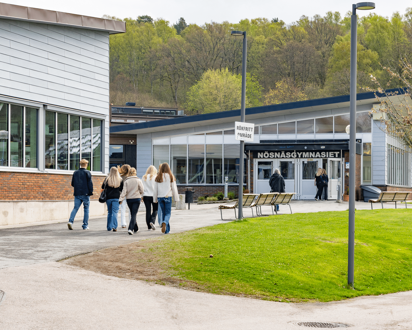 Elever på väg in i Nösnäsgymnasiet